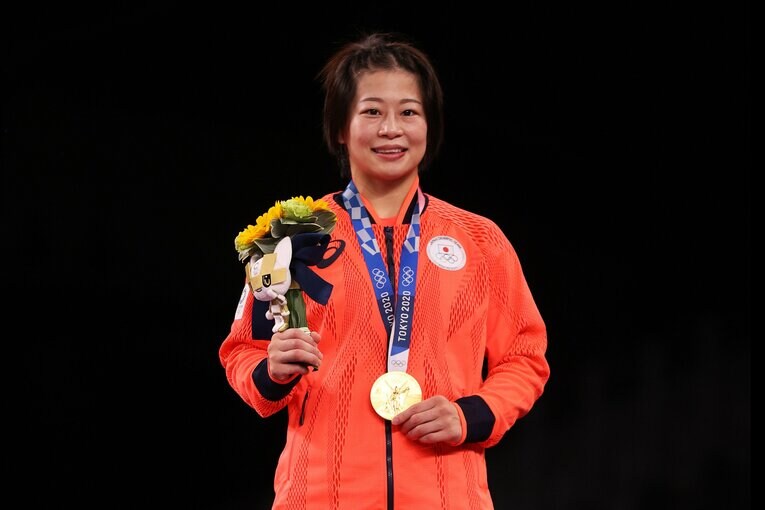 東京オリンピック女子53kg級で金メダルを獲得した向田真優。8月18日に志土地翔大コーチと結婚した　©Getty Images