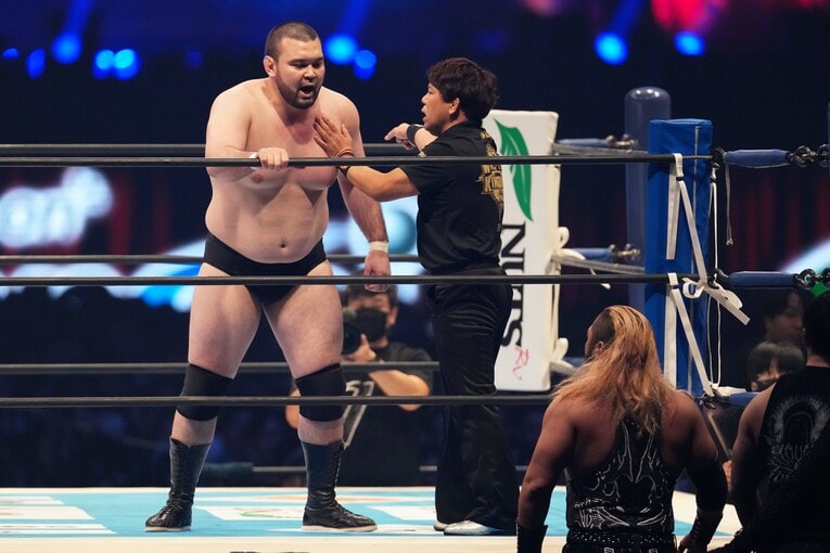 場外に逃げたEVILに叫ぶウルフアロン　©Essei Hara