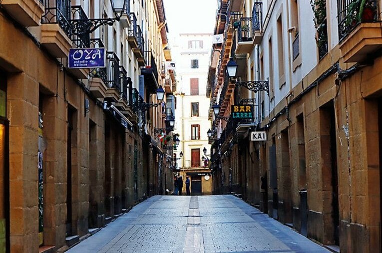 美食の街サンセバスチャンの通りもこのような様子