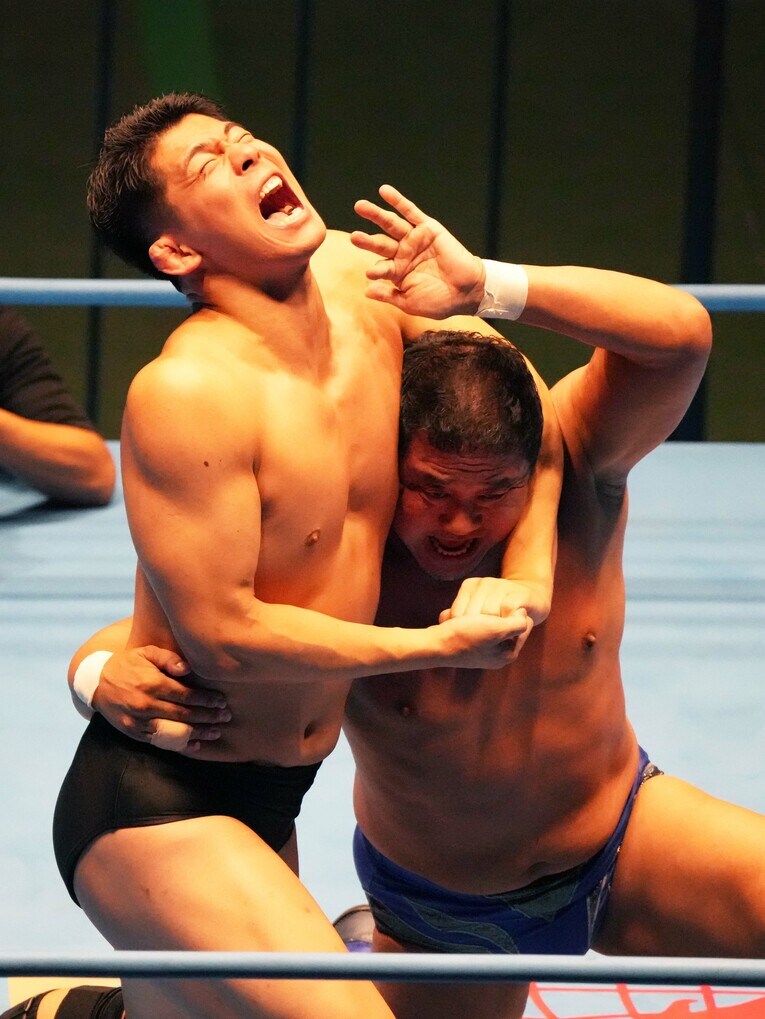 ヘッドロックで永田裕志を絞め上げる安齊勇馬