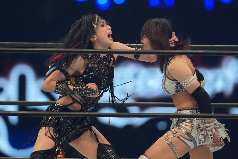 朱里と殴り合う上谷沙弥　©Essei Hara