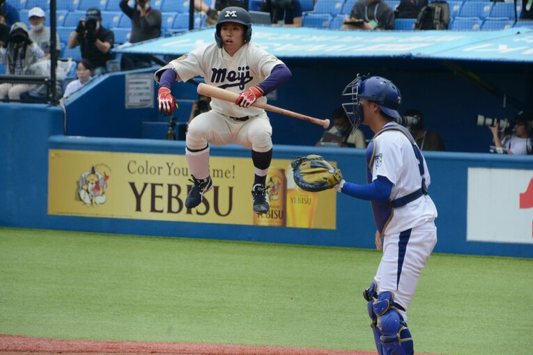 打つ前にジャンプ！　©Yoshihiro Ando