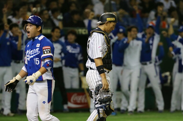 中村も代表入りしていた2015年のプレミア12では、準決勝の韓国戦で９回に逆転負けを喫した。右は悔しさを押し殺す正捕手の嶋　©︎JIJI PRESS