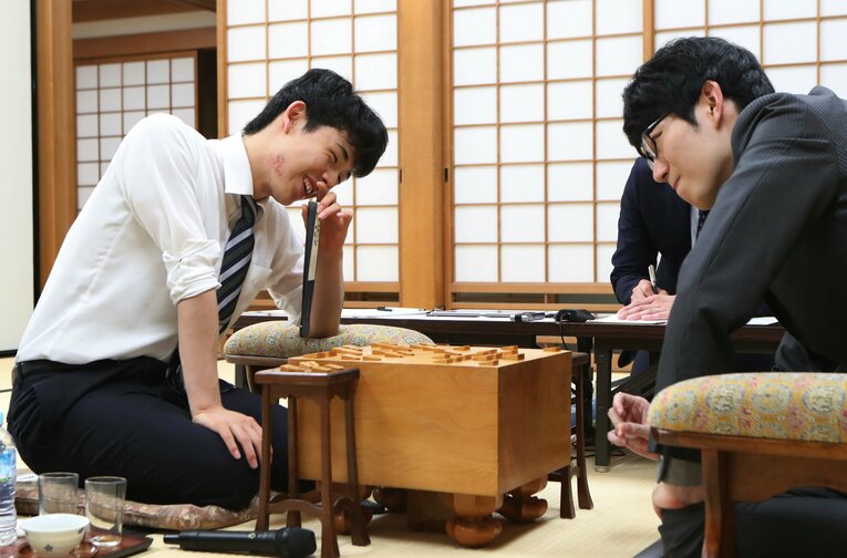 2018年、第66期王座戦の挑戦者決定トーナメント準決勝で斎藤慎太郎七段に敗れ、報道陣の質問に答える藤井聡太七段（左）©JIJI PRESS