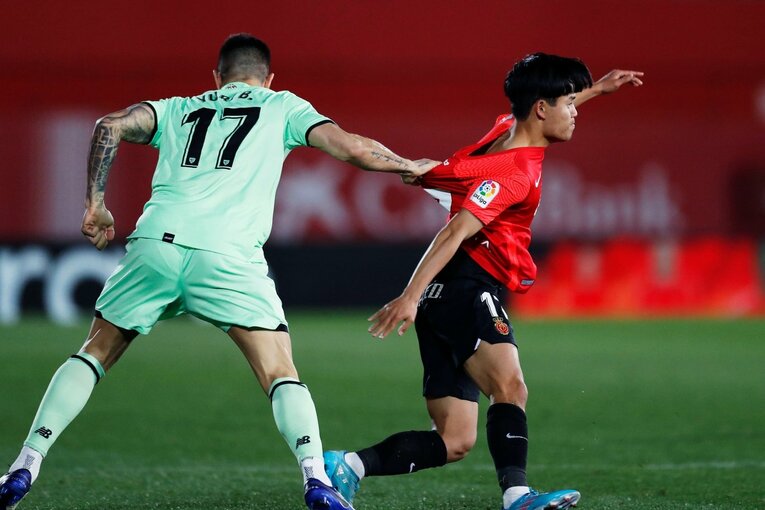 久保建英の“劇的決勝ゴール後に消えた疾走”は「客席に飛び込みたかったけど高すぎて無理」だった？《カメラマンが見た真相》(30)