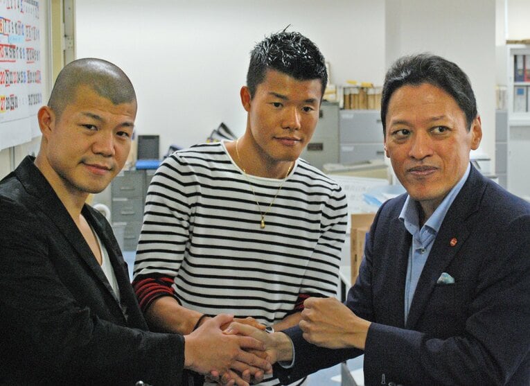 2016年、亀田家の三男・和毅（中央）が再び協栄ジムに所属することが決まり、握手する長兄・興毅と金平会長　©︎JIJI PRESS