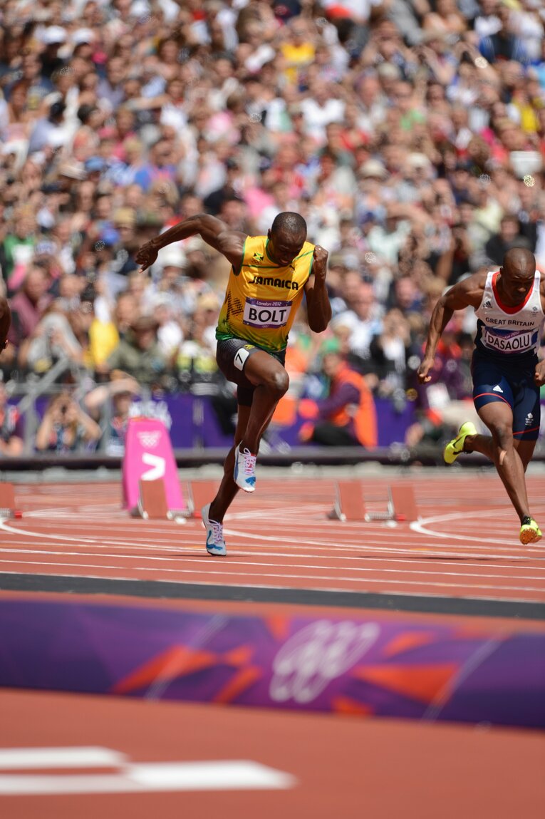 2012年ロンドン五輪、100m決勝。スタート直後のウサイン・ボルト ©JMPA