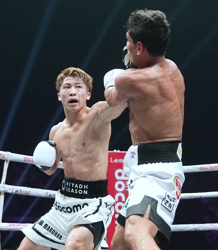 井上尚弥のスピードに翻弄されるアフマダリエフ　©Naoki Fukuda