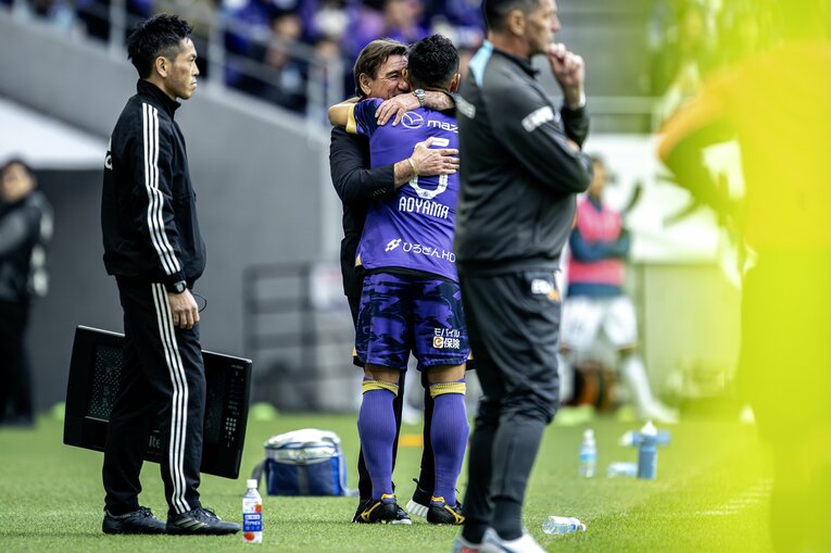 今季限りで札幌の監督を退任し、監督も引退するという恩師ミシャと抱き合う青山　©Takuya Sugiyama