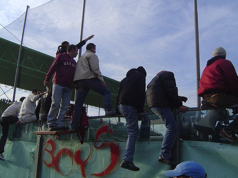 実録・無法ウルトラスに潜入（2）「オレたちのイ中間」と白い煙。(3)