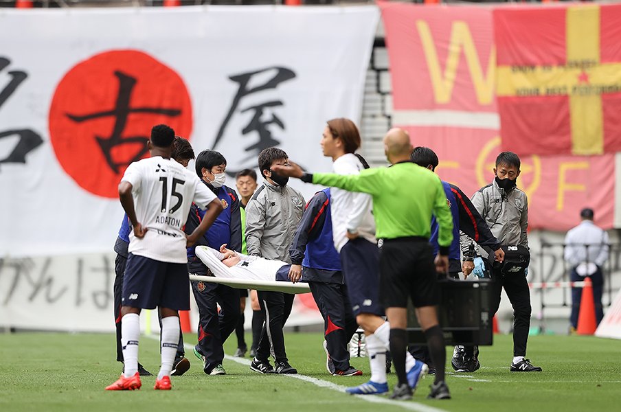 赤裸々告白 担架で運ばれたjリーガーはどこへ Fc東京df中村帆高が鳴らした ナースコール30回 と長谷川健太への電話 Jリーグ Number Web ナンバー