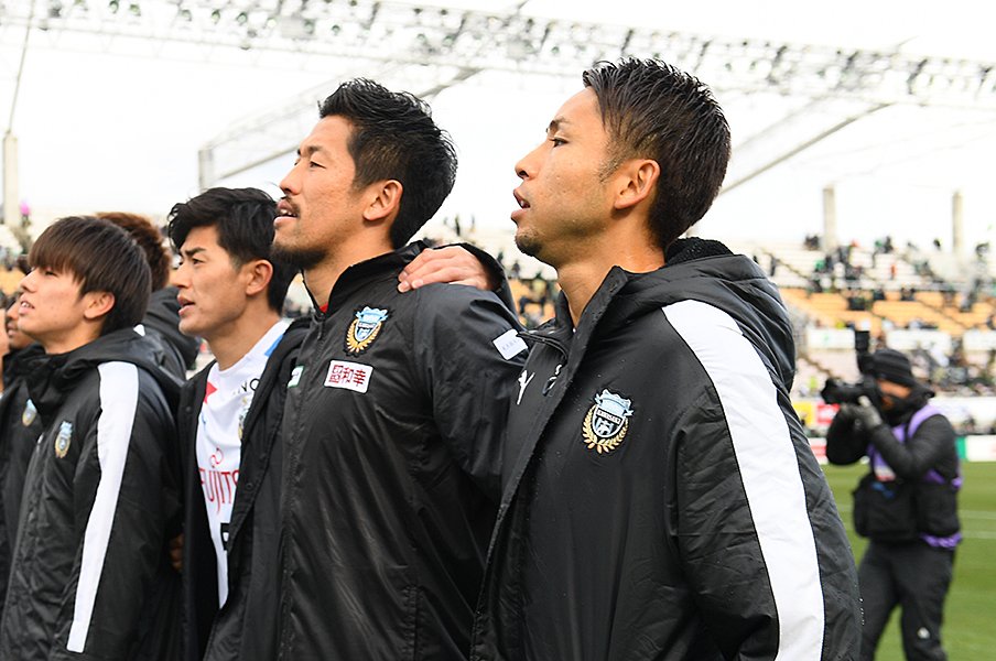控えGKに闘魂注入されて100ゴール。小林悠と新井章太、川崎愛の儀式。<Number Web> photograph by J.LEAGUE