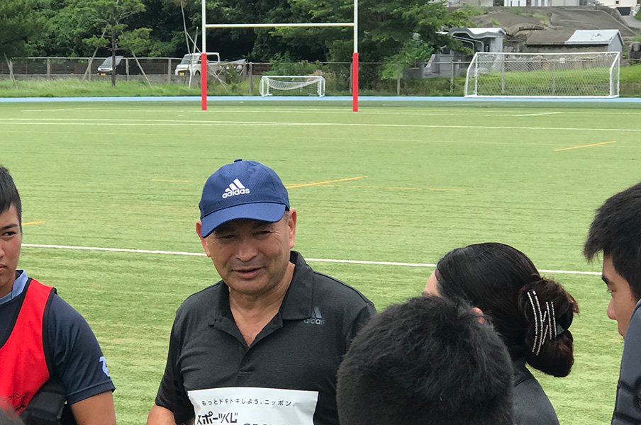 エディーさんが沖縄で語ったこと。「日本で評価すべきは若手の成長」<Number Web> photograph by Jun Ikushima