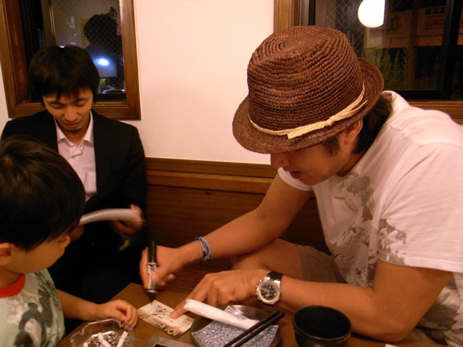 食事中にファンのサインの求めに応える盛田幸妃　©Takarin Matsunaga