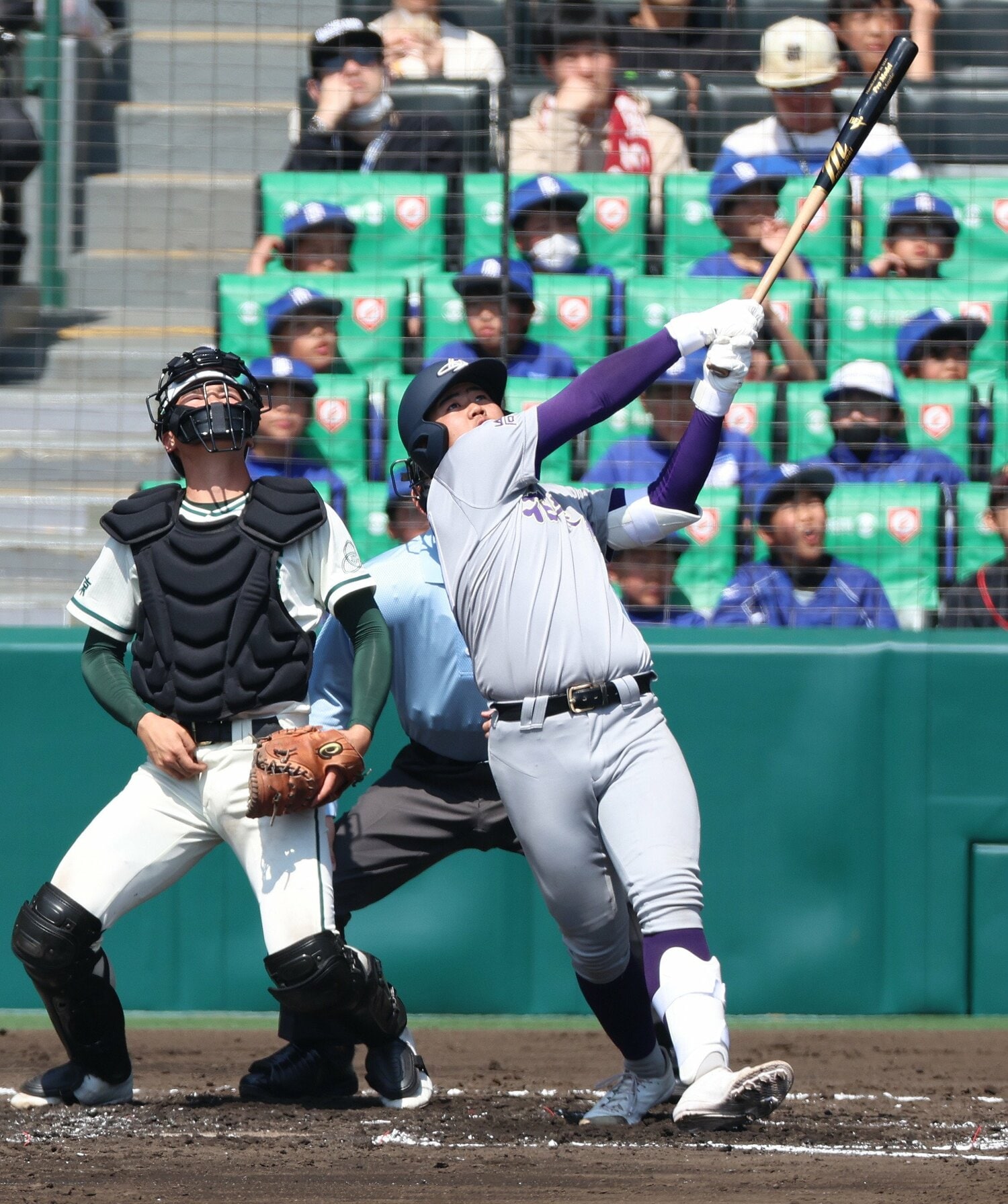 二松学舎戦で先制犠飛を放つ4番の古城大翔。木製バットを大きく振りぬいた　©JIJI PRESS