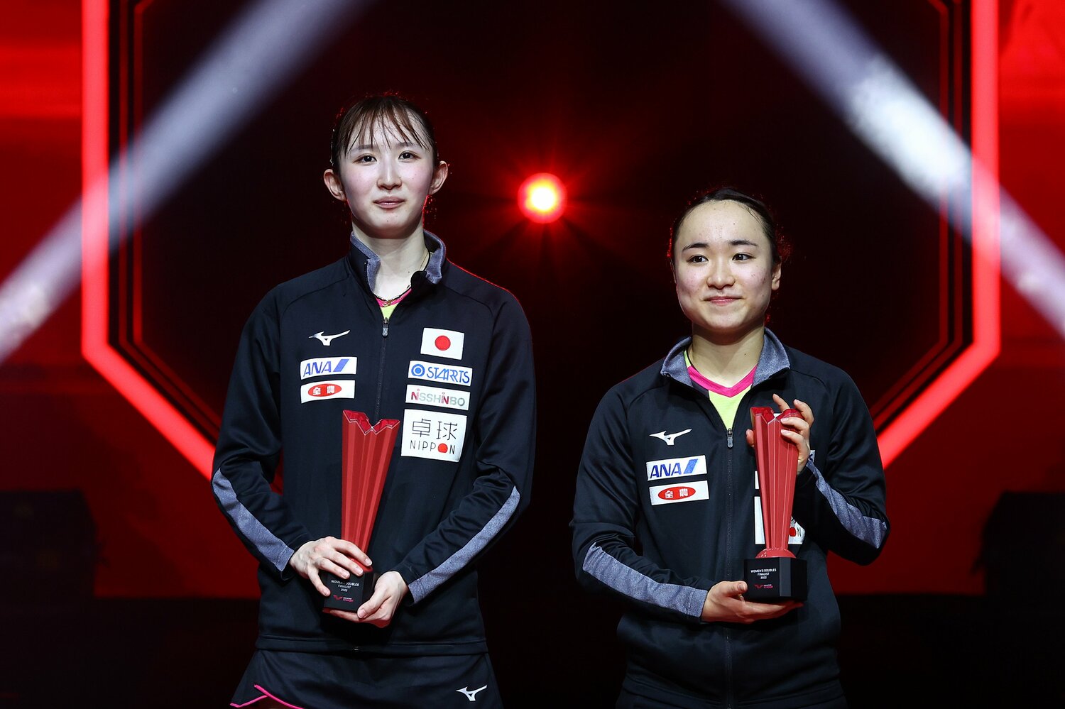 ダブルスではペアとしてもプレーしながら、代表枠争いではライバルでもある早田ひなと伊藤美誠　©Getty Images