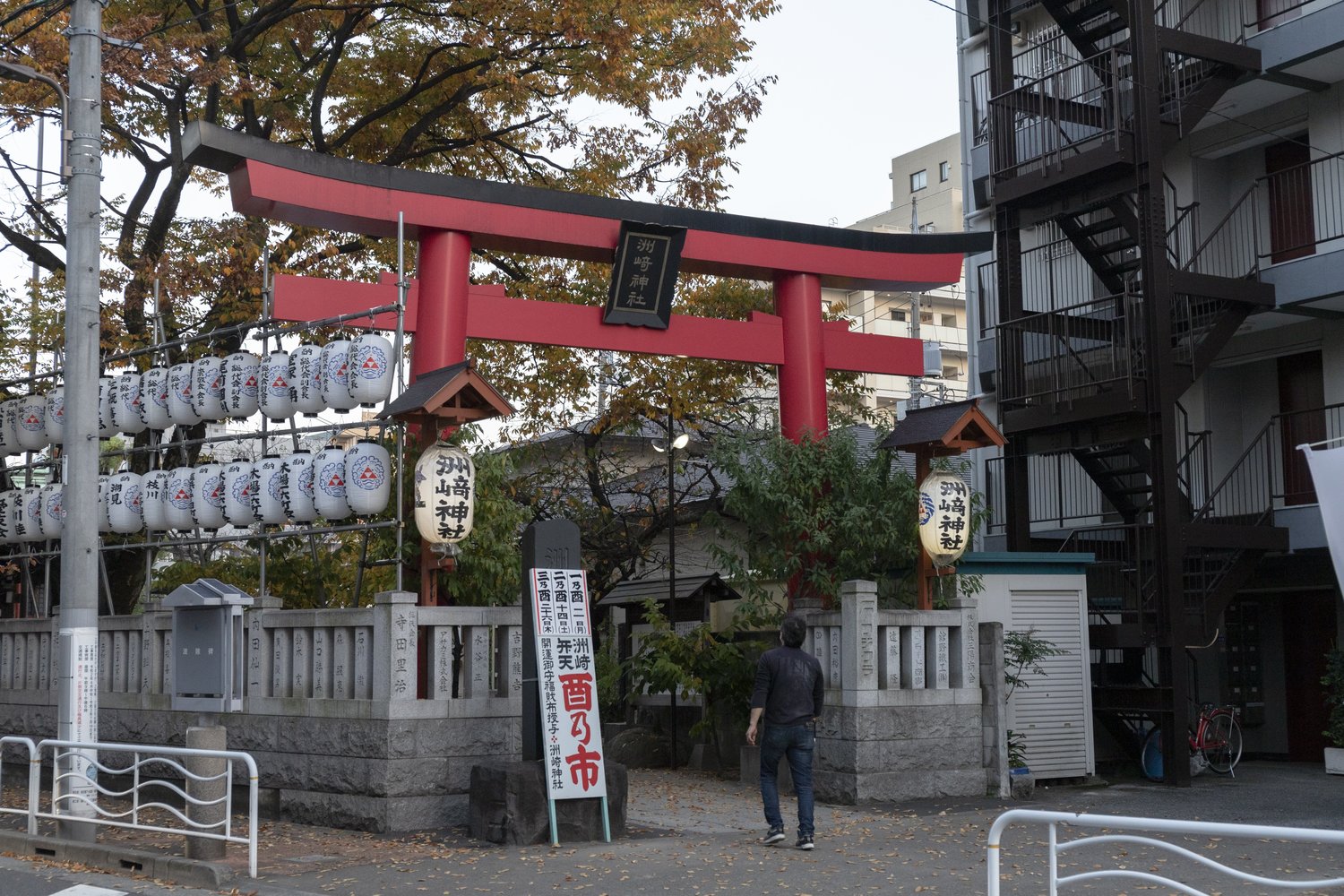 洲崎神社。境内には「津波警告の碑」が建っていた