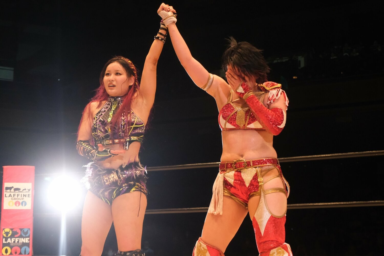 試合後、健闘した林下を讃えるイヨ