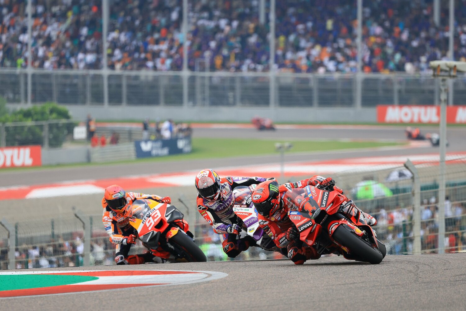 決勝レース序盤は、バニャイヤ、マルティンのドゥカティ勢と互角の走りを披露したマルケス（左）　©Satoshi Endo