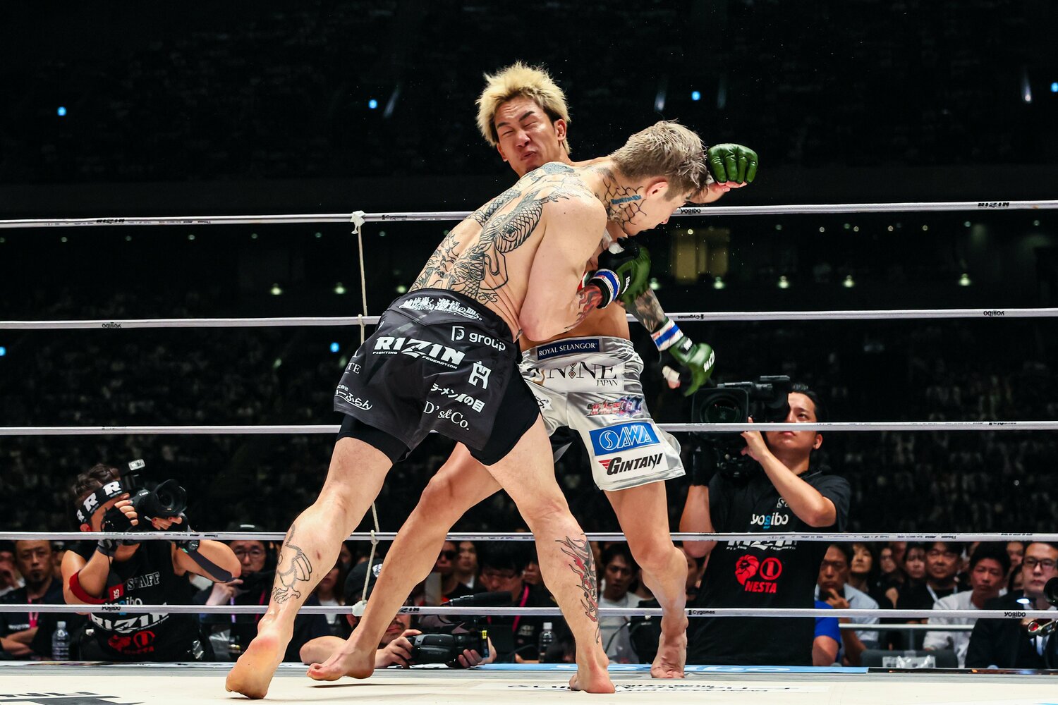 平本蓮が独特なステップから朝倉未来に強烈な左フックをヒットさせる　©RIZIN FF Susumu Nagao