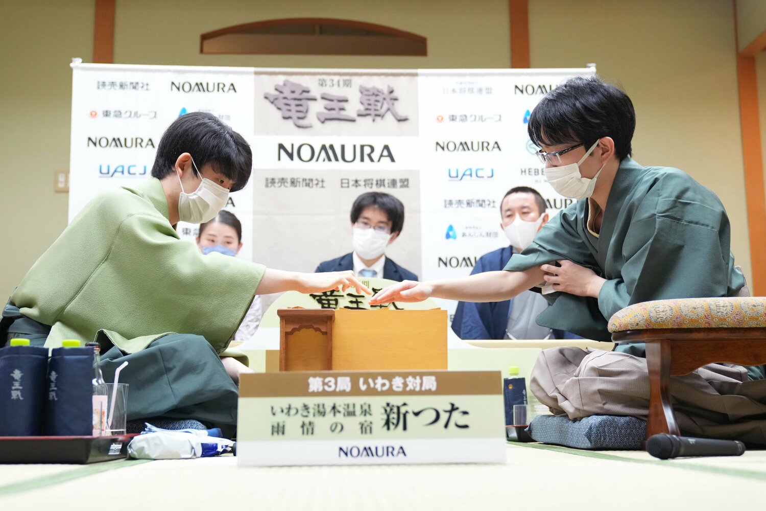 のちにタイトル戦を争うことになった両者（代表撮影）　©JIJI PRESS