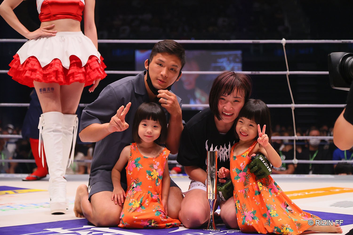 リングで家族と笑顔を見せた大島　©RIZIN FF