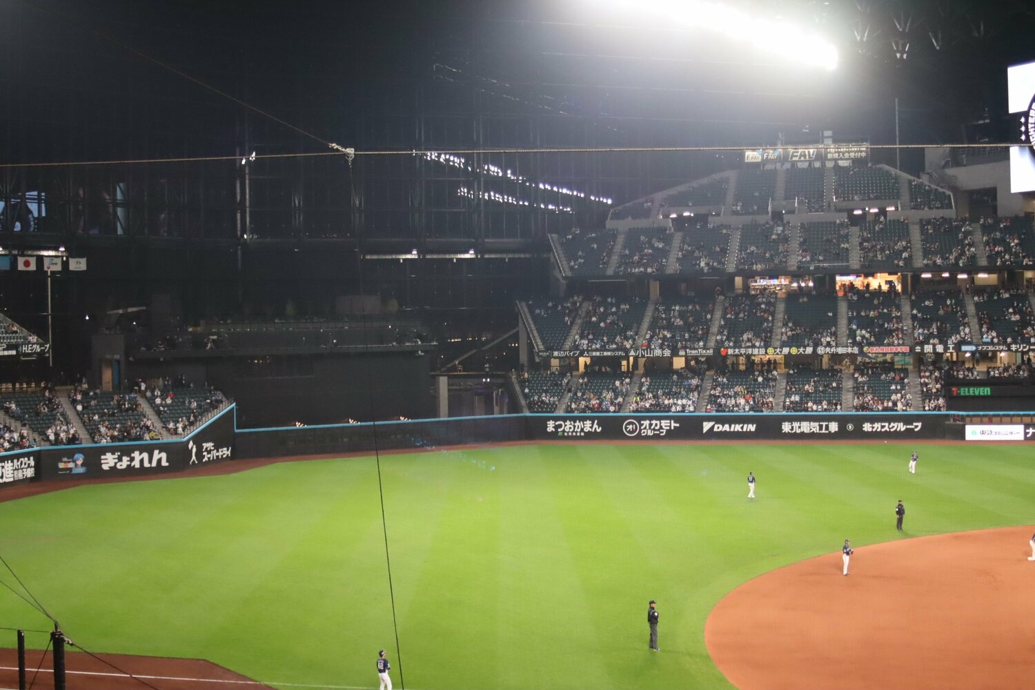 日没とともに外野の芝が浮かび上がる　©Kou Hiroo