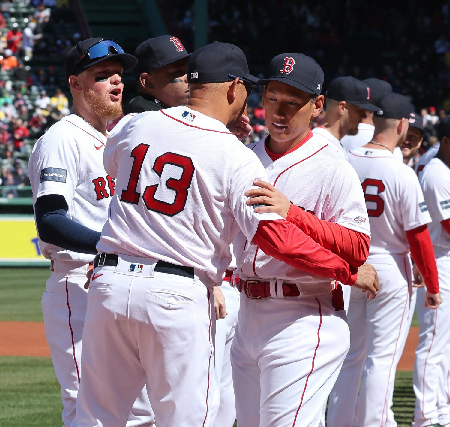MLB開幕戦で吉田正尚に言葉をかけるコーラ監督　©︎JIJI PRESS