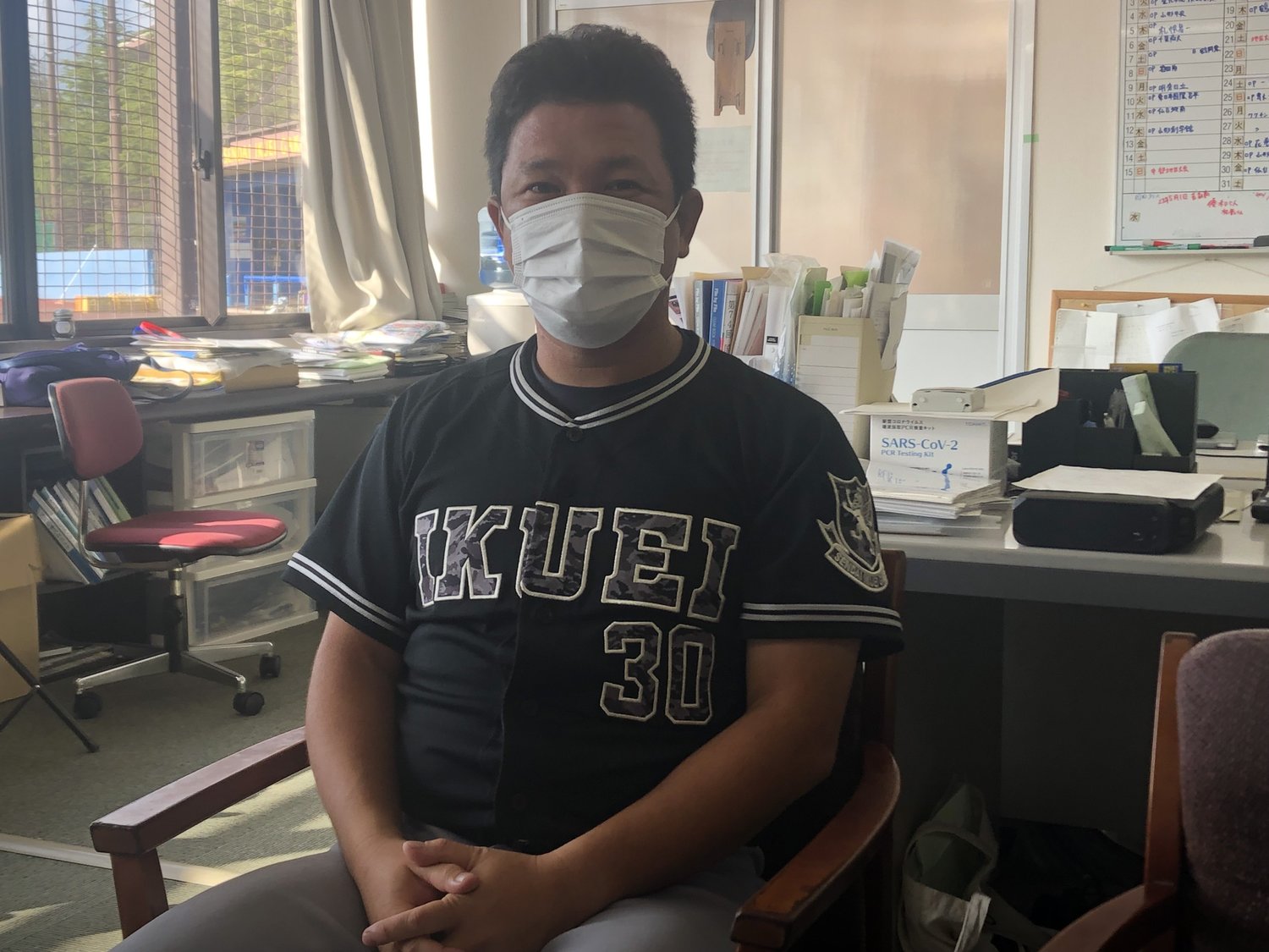 取材に応える仙台育英高校・須江航監督　©︎Yu Takagi