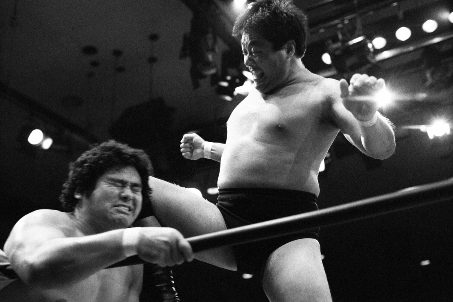 天龍源一郎にジャンピング・ニーを見舞う