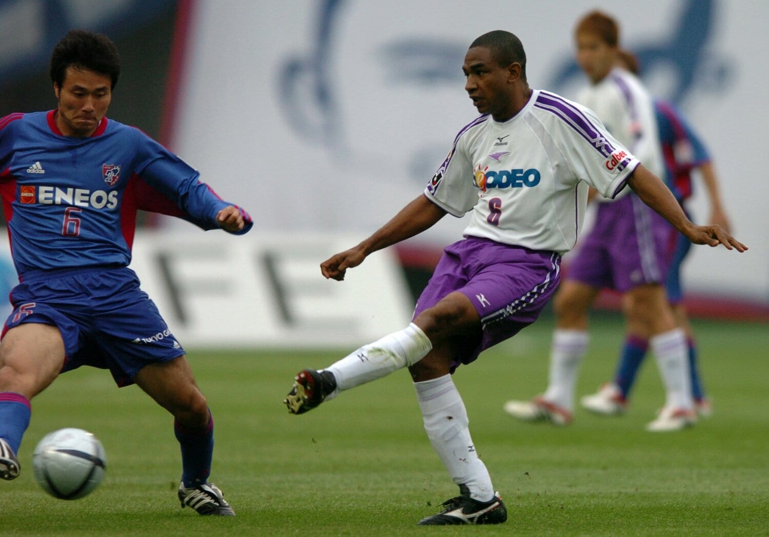 広島時代のサンパイオ。マッチアップするのはFC東京時代の今野泰幸　©Etsuo Hara/Getty Images