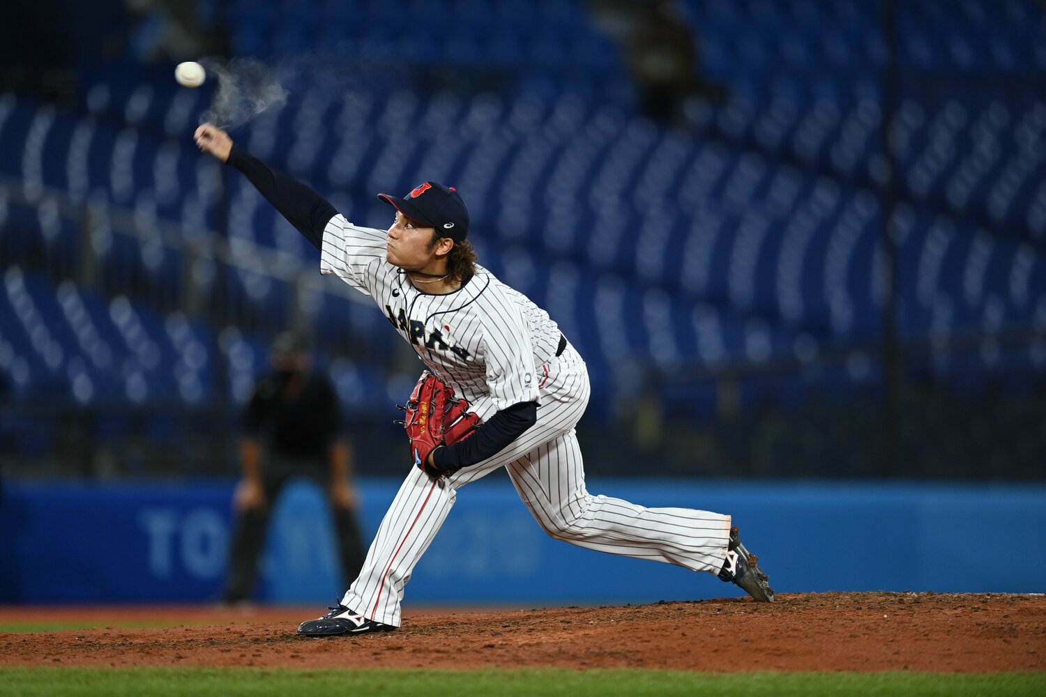 東京五輪の韓国戦では「追いロジン」で話題に。投げる瞬間に“白煙”があがる ©︎Naoya Sanuki/JMPA