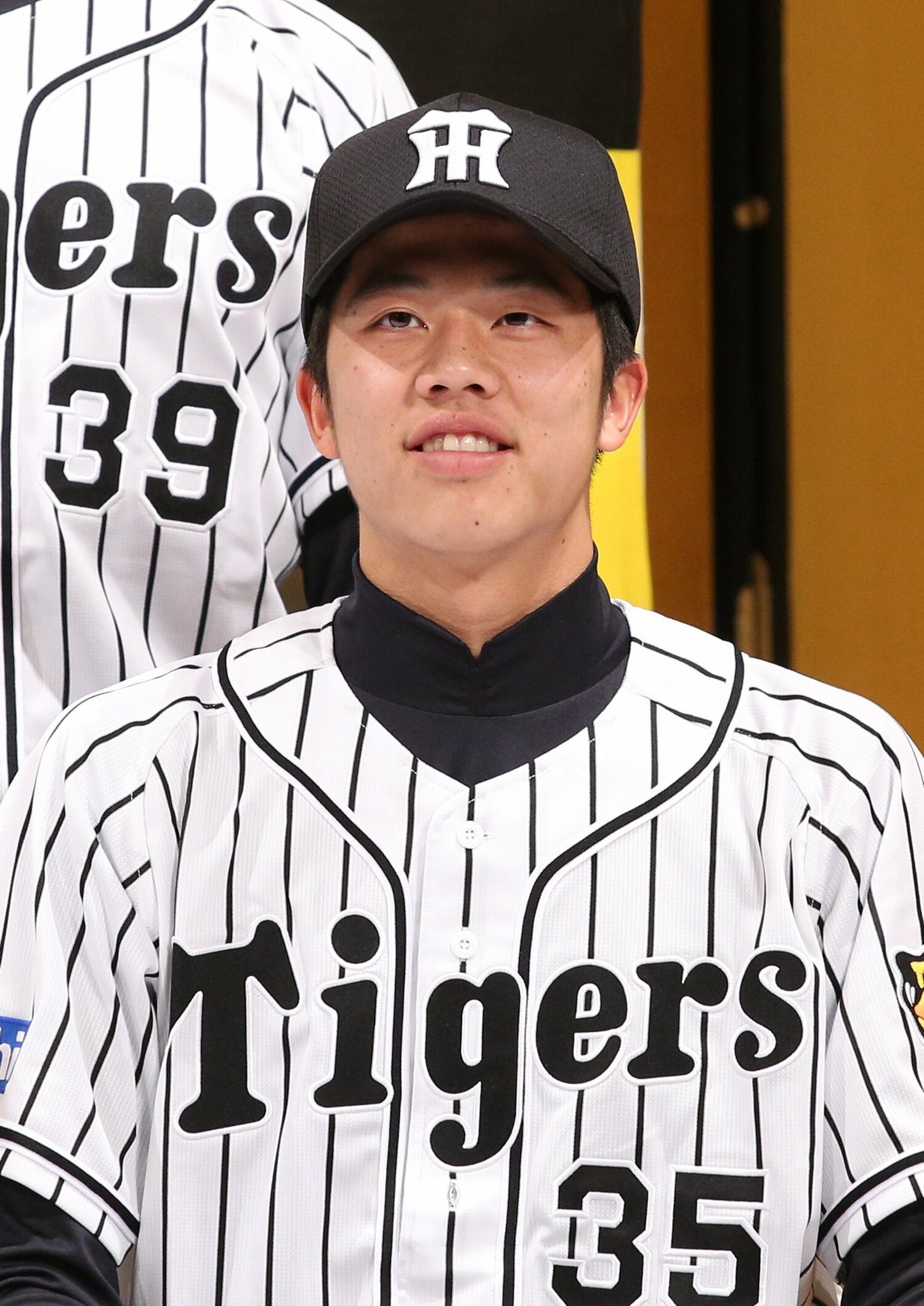 2016年ドラフト会議から1カ月半、新人選手入団発表会で笑顔を見せる　©JIJI PRESS