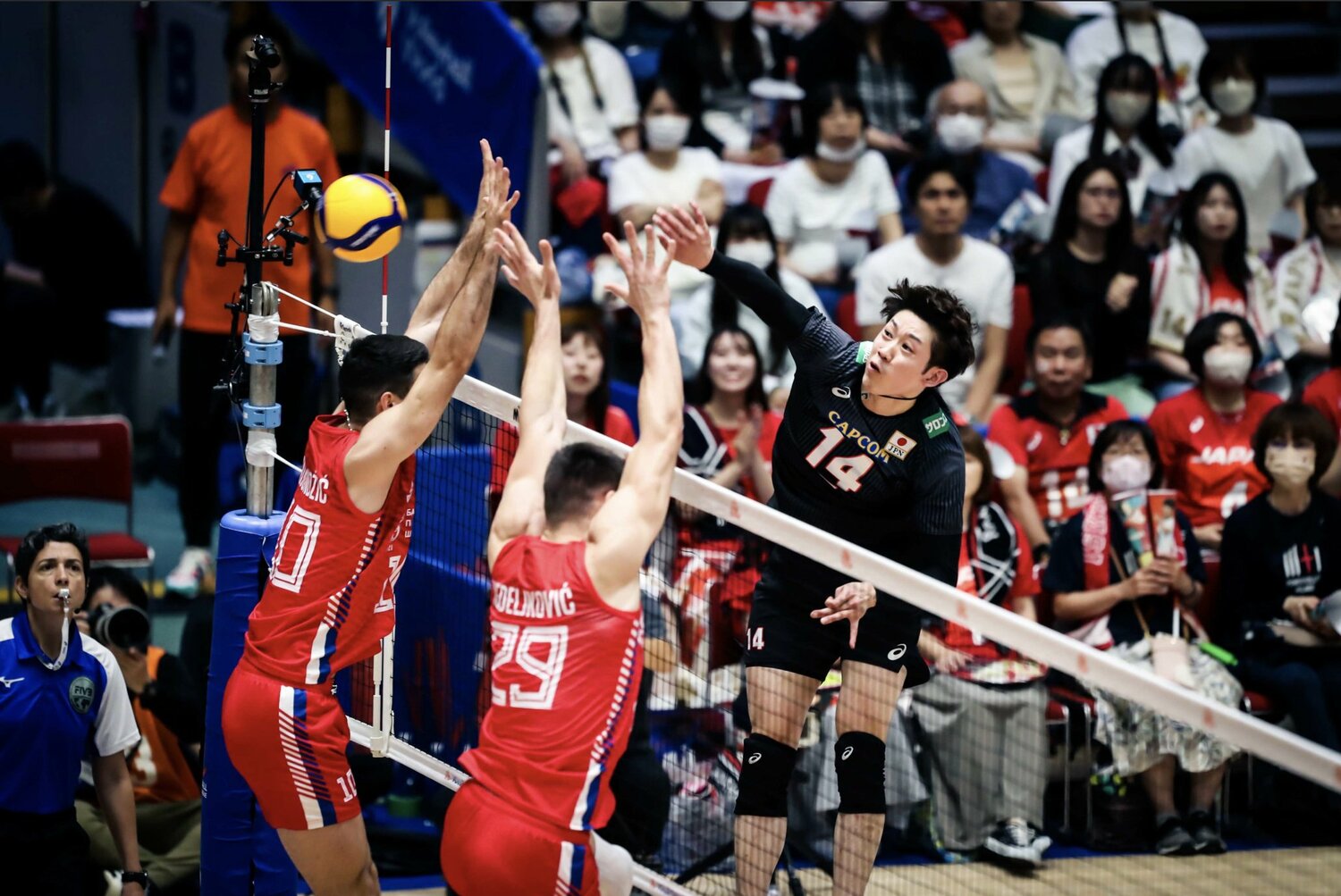 相手がいないスペースへスパイクを打ち分ける石川祐希。好調の日本代表をさらなる高みへと牽引する　©︎FIVB