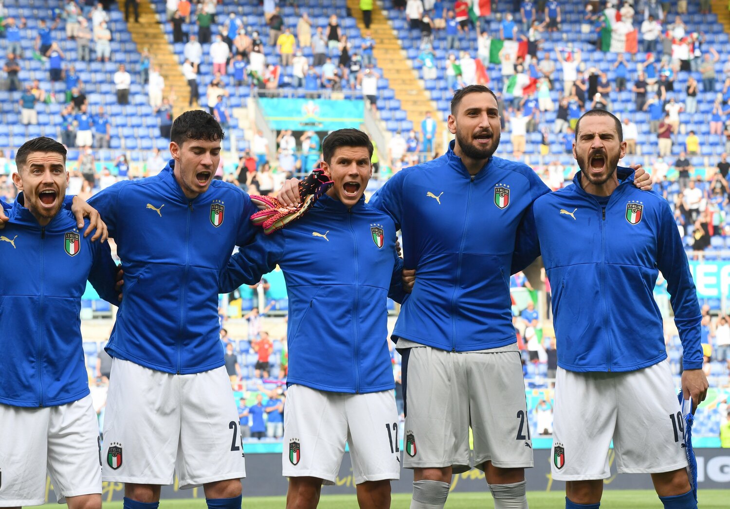 国歌を熱唱するバストーニ（左から2人目）とドンナルンマ（同4人目）©Getty Images