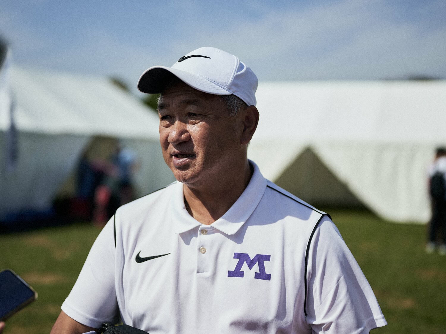 14位に終わった予選会を厳しい表情で振り返る明大の大志田監督　©Yuki Suenaga