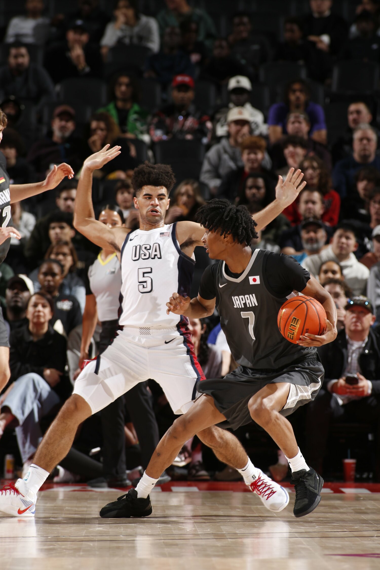 世界選抜チームは国名と国旗が記されたユニフォームを着用。タージ・アリーザ(右)の胸には日の丸が刻まれていた ©︎Cameron Browne/NBAE via Getty Images