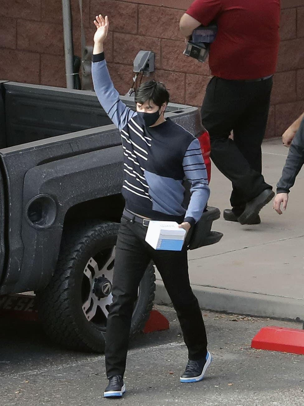 キャンプ練習後の検査を終え、笑顔で手を振る大谷翔平 ©KYODO