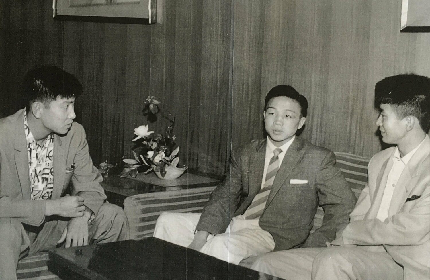 東洋フライ級王者・三迫仁志（真ん中）、石原慎太郎（右）とデビュー前の裕次郎