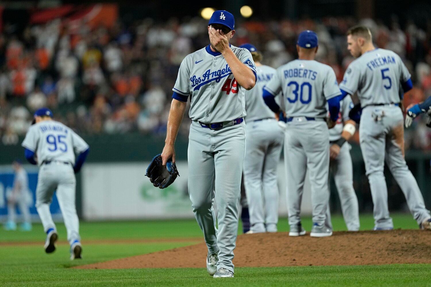 山本に代わってマウンドに上がったトライネンが大乱調に。今季のドジャースを象徴するようなシーンだった ©︎Getty Images