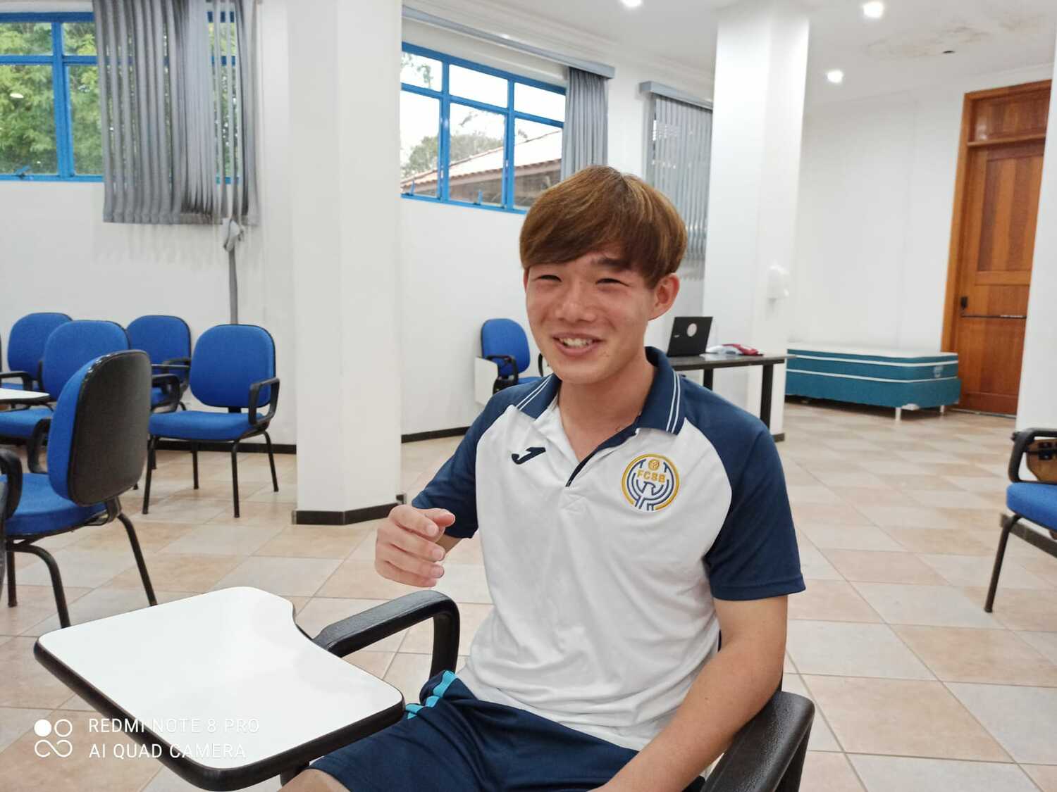 インタビューに答える甲斐　©Hiroaki Sawada