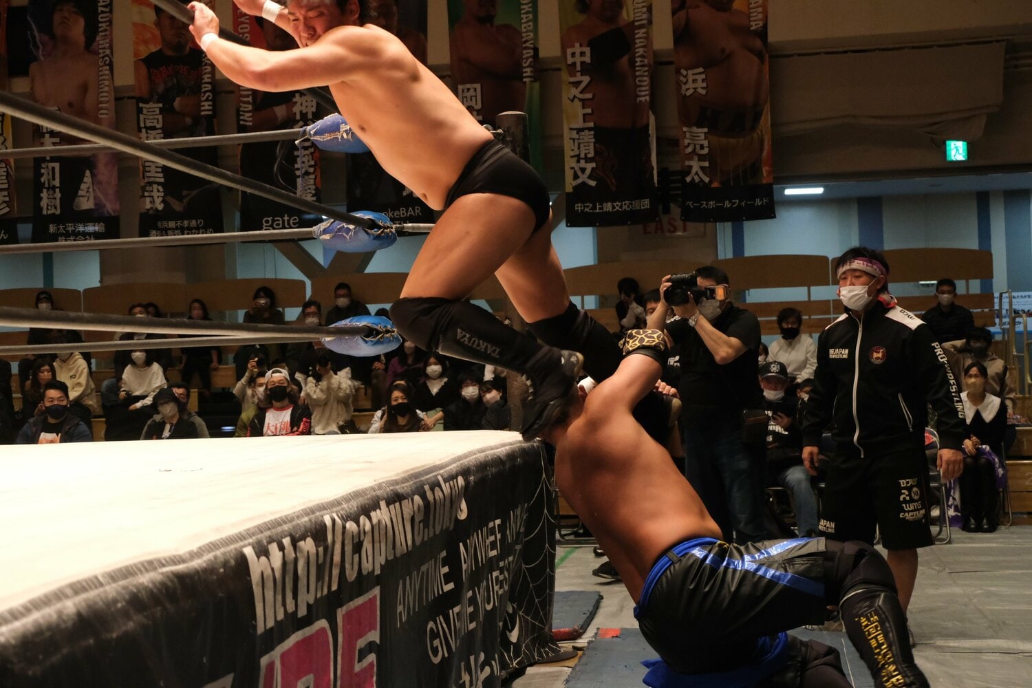 大地はエプロンの野村にドラゴンスクリュー