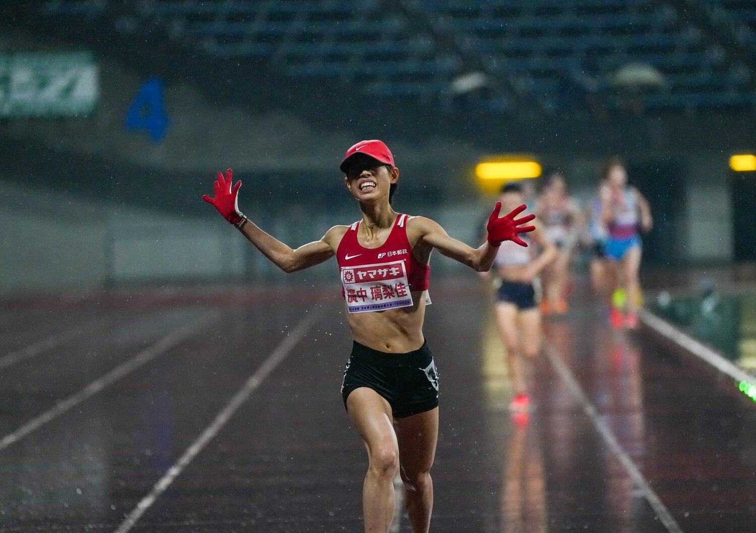 この日はトレードマークのキャップをつけたままゴールイン ©Satoshi Wada