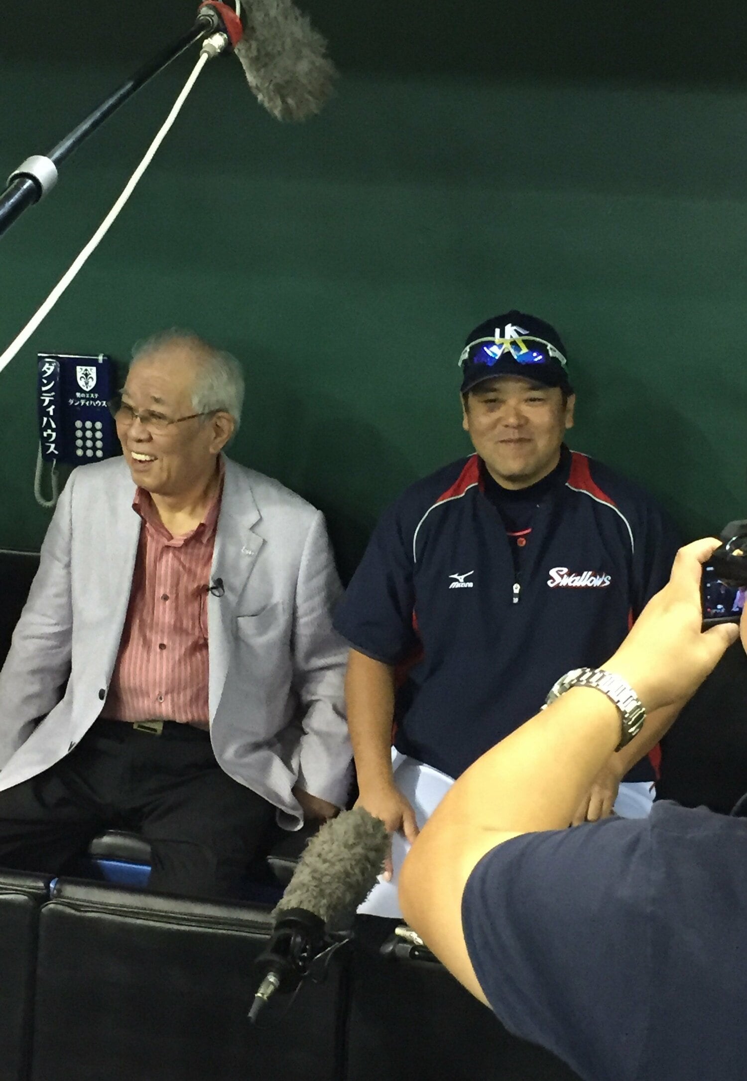 写真は2015年10月、評論家になった野村克也氏と談笑する野村克則ヤクルトコーチ（当時）　©Haruka Sato