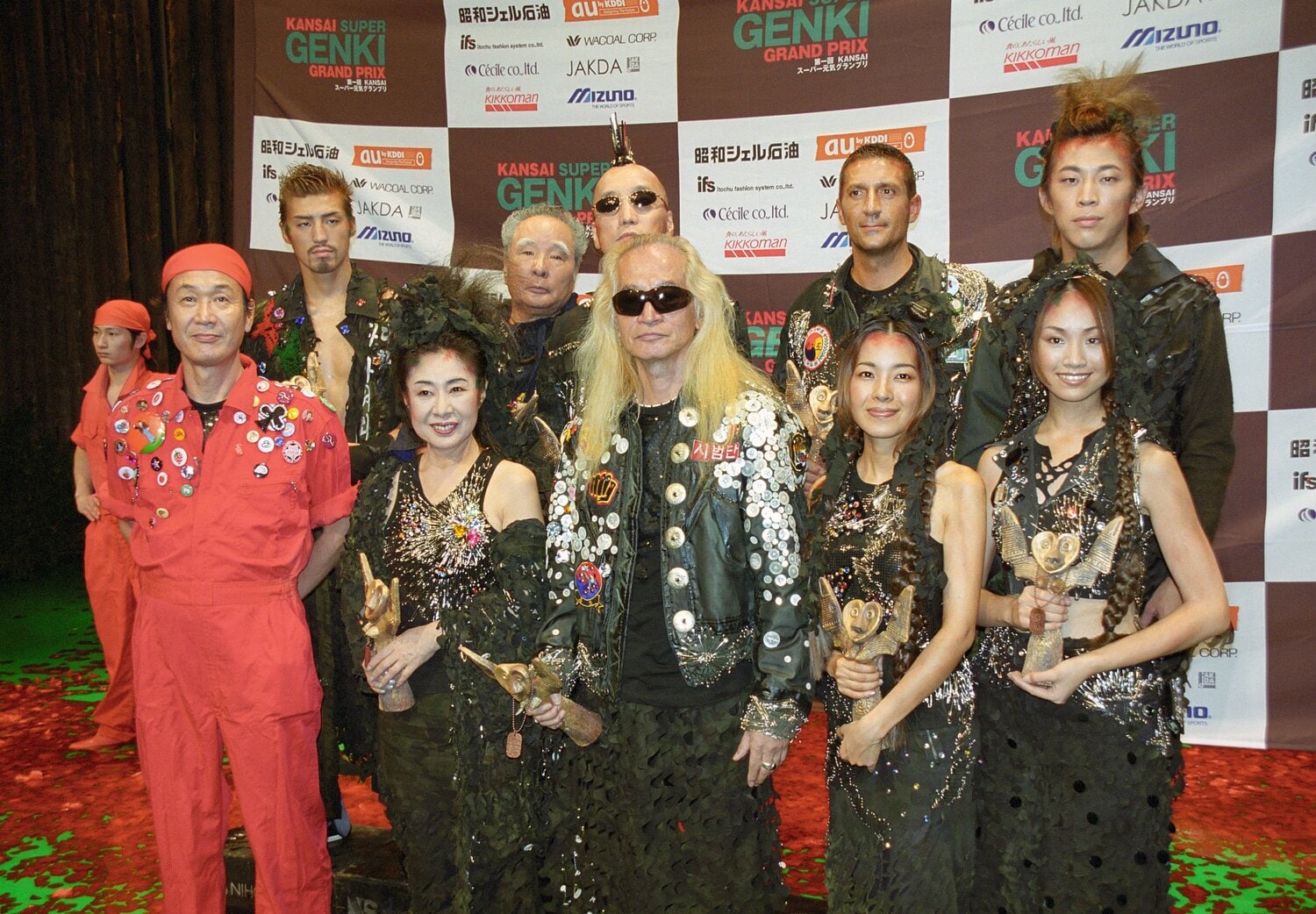 ファッションデザイナー山本寛斎氏がプロデュースしたイベントに出演した大嶋宏成（後列左）©︎JIJI PRESS