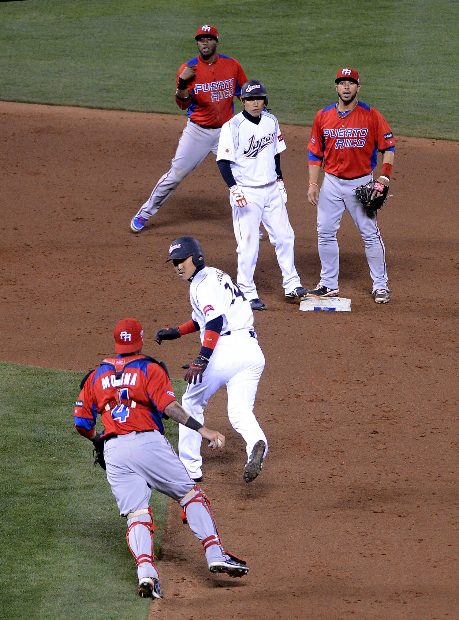 2013年WBC準決勝、プレルトリコ戦の8回に痛恨の重盗ミス。一、二塁間にはさまれる内川と二塁ベース上で呆然と立ち尽くす井端　©︎AFLO