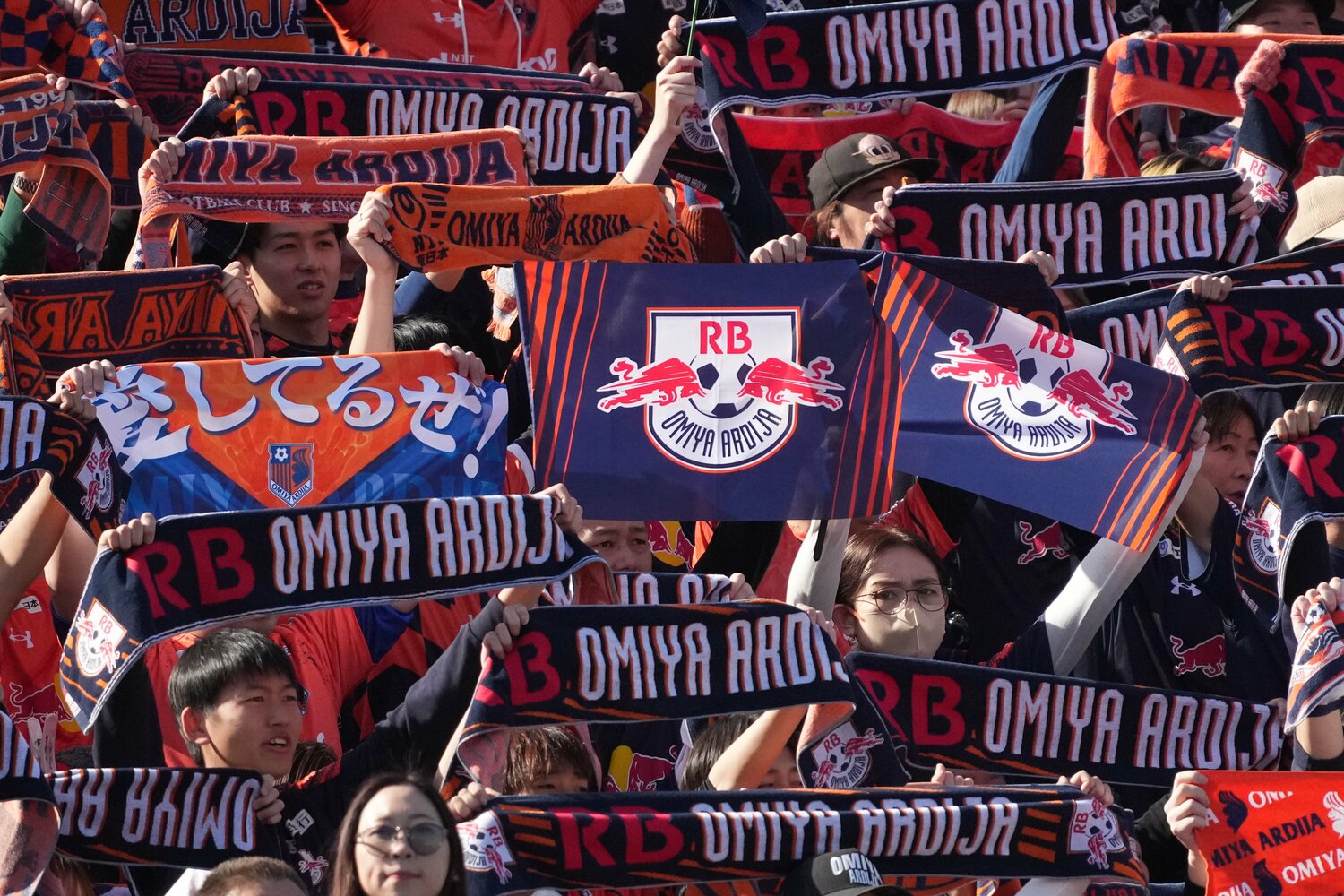 「RB」ロゴのフラッグやタオルマフラーを掲げるサポーター ©Masashi Hara
