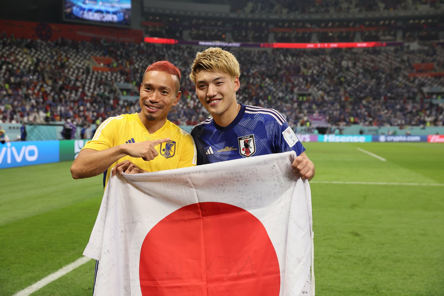 スペイン戦後の長友と堂安　©︎Kaoru Watabe/JMPA