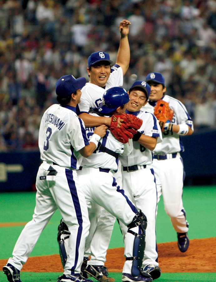 9月16日の阪神戦で山本昌は球界最年長のノーヒットノーランを達成。落合からも握手とともに最敬礼で迎えられた　SANKEI SHIMBUN