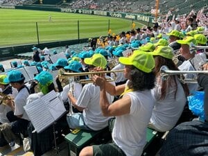 「何者?」甲子園騒然の音、“天才トランペットおじさん”の謎…じつは人気バンドと共演“スゴい人物”だった「高校野球は儚さがいい」「とにかく別格」